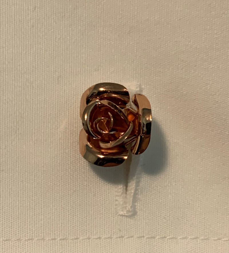 Cufflinks of an open rose in rose gold metal